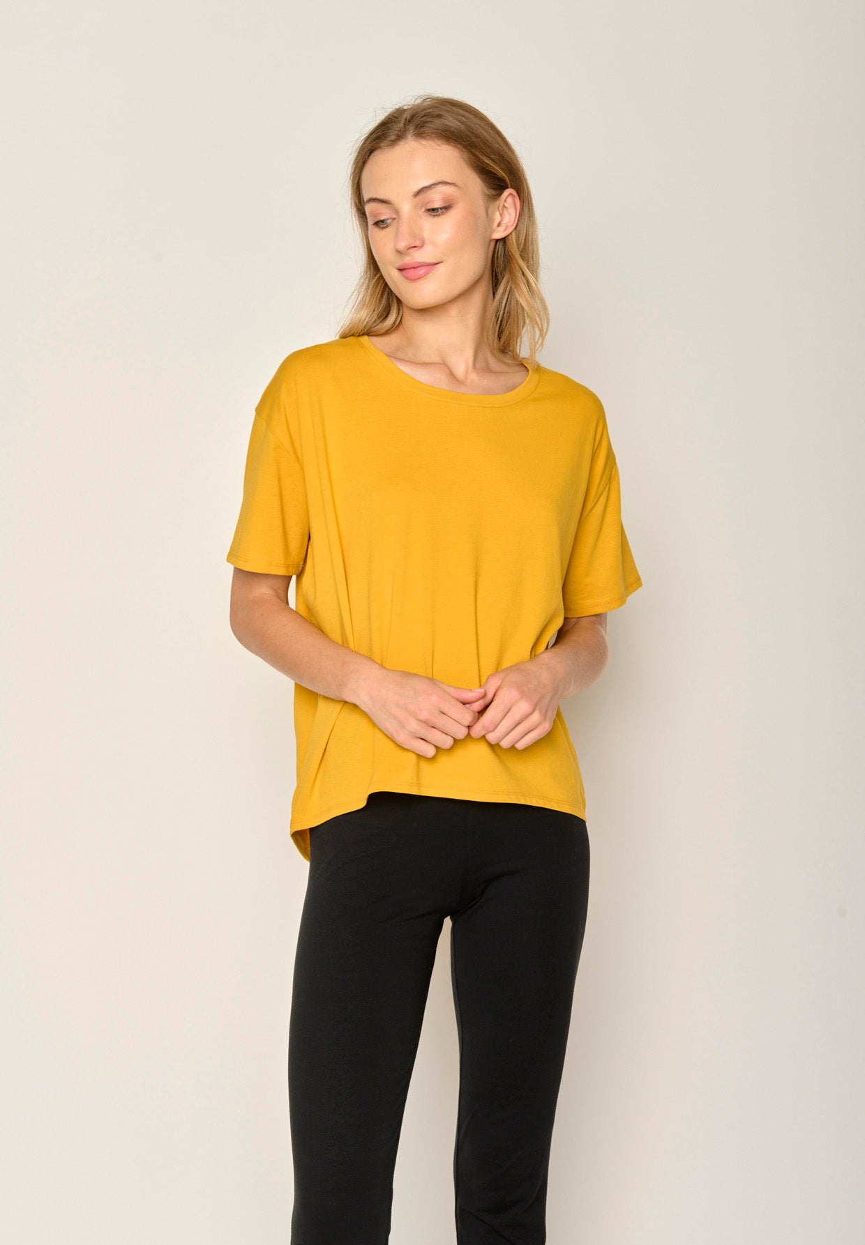 Golden Yellow: Lässiges T-Shirt aus Bio-Baumwoll-Mix für Damen [17721]