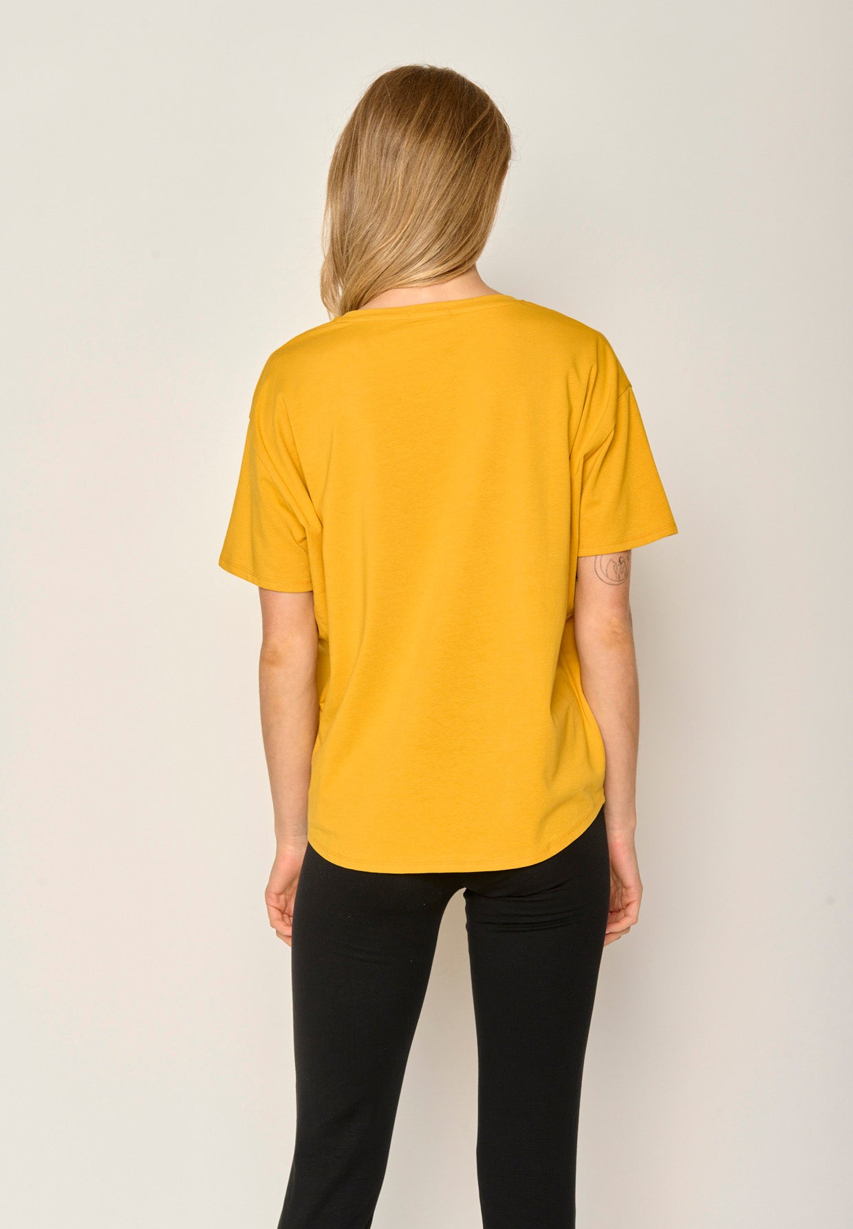 Golden Yellow: Lässiges T-Shirt aus Bio-Baumwoll-Mix für Damen [17723]
