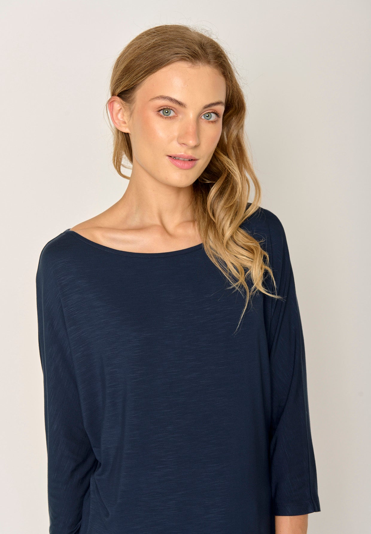 Navy Wash: Gemütliches Longsleeve aus Viskose (LENZING™ ECOVERO™) Mix für Damen [17756]