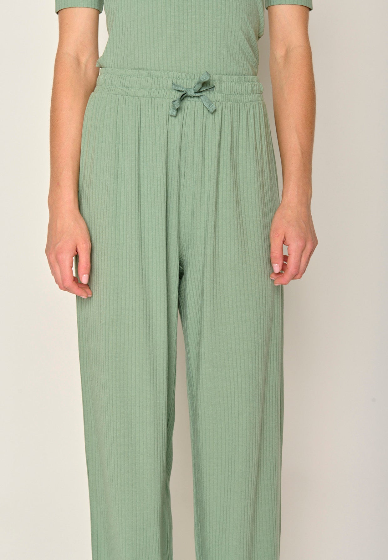 Pale Green: Lässige Hose aus LENZING™ ECOVERO™ für Damen [17858]