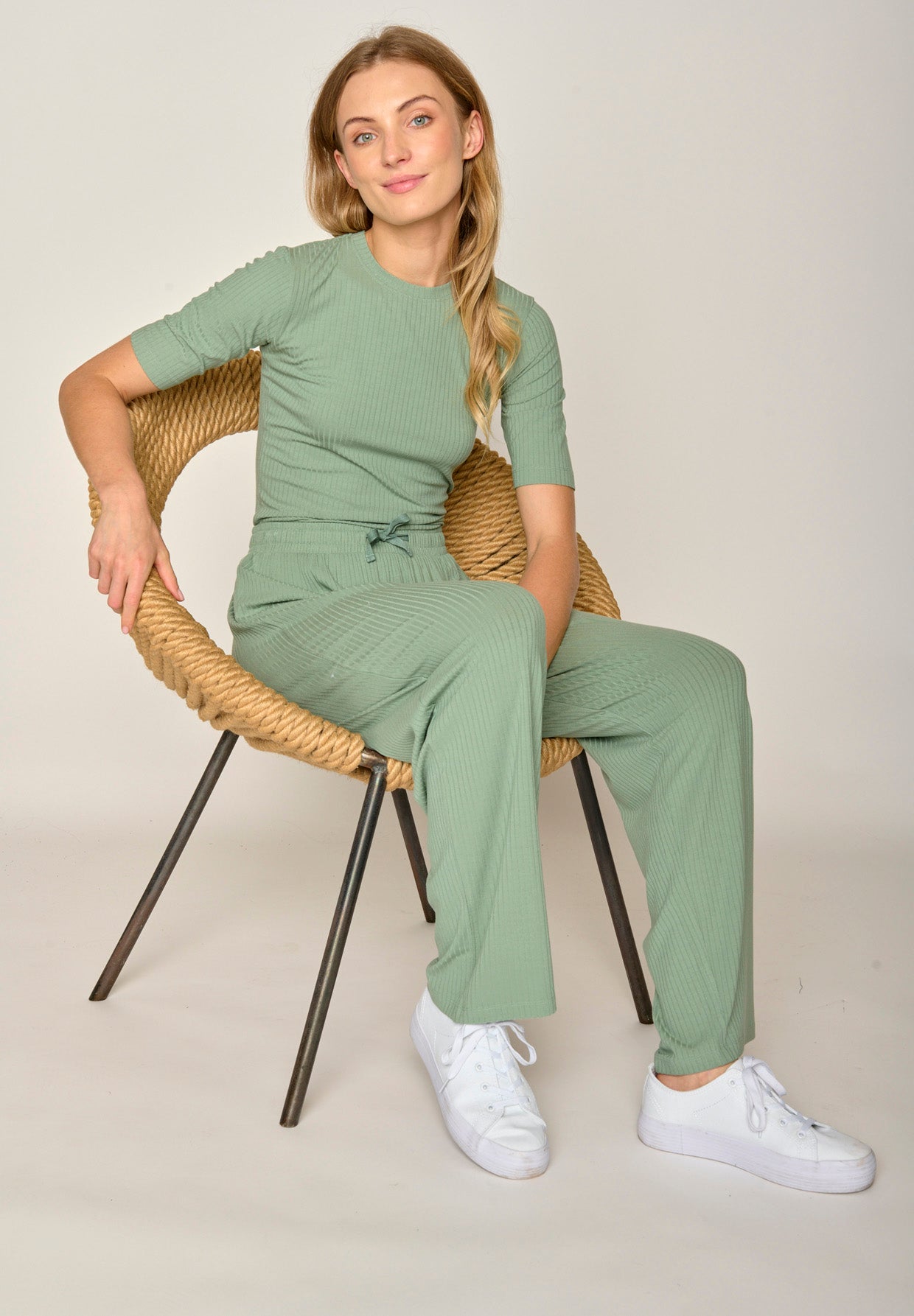 Pale Green: Lässige Hose aus LENZING™ ECOVERO™ für Damen [17860]