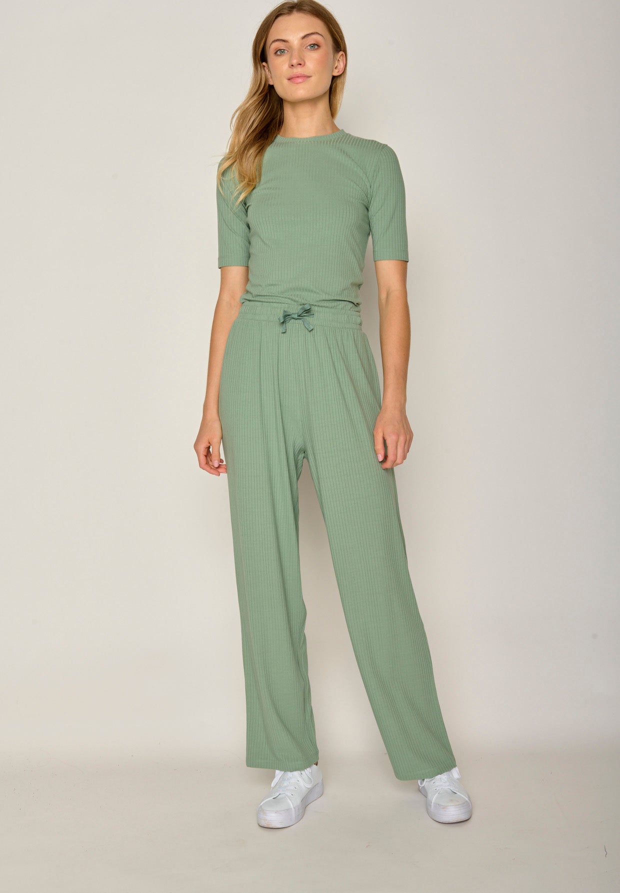 Pale Green: Lässige Hose aus LENZING™ ECOVERO™ für Damen [17861]