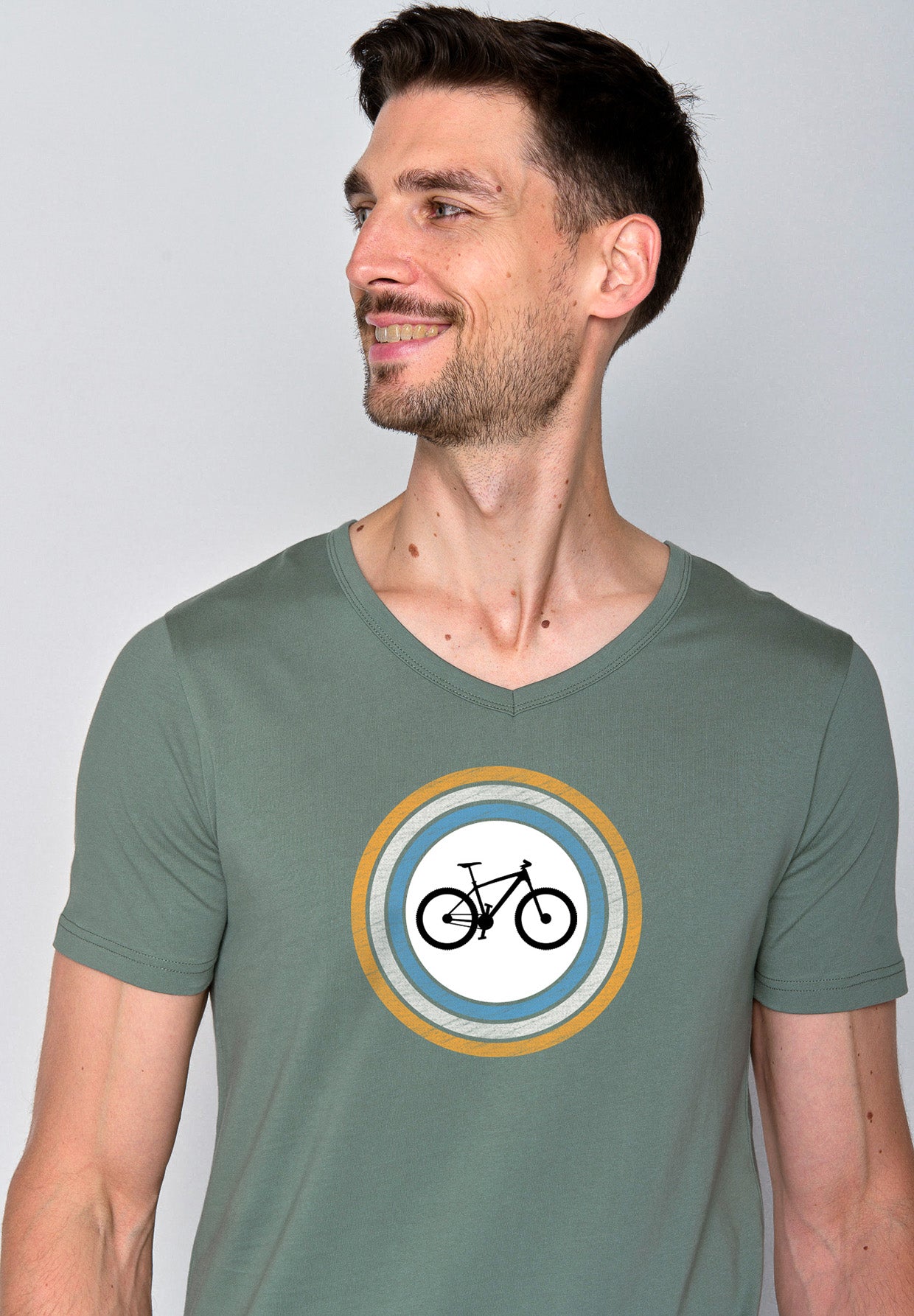 Pale Green: Lässiges T-Shirt aus Bio-Baumwolle für Herren [18436]