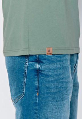 Pale Green: Lässiges T-Shirt aus Bio-Baumwolle für Herren [18437]