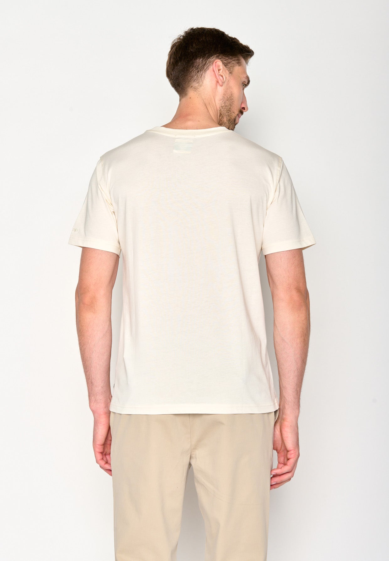 Creme White: Lässiges T-Shirt aus Bio-Baumwolle für Herren [18603]