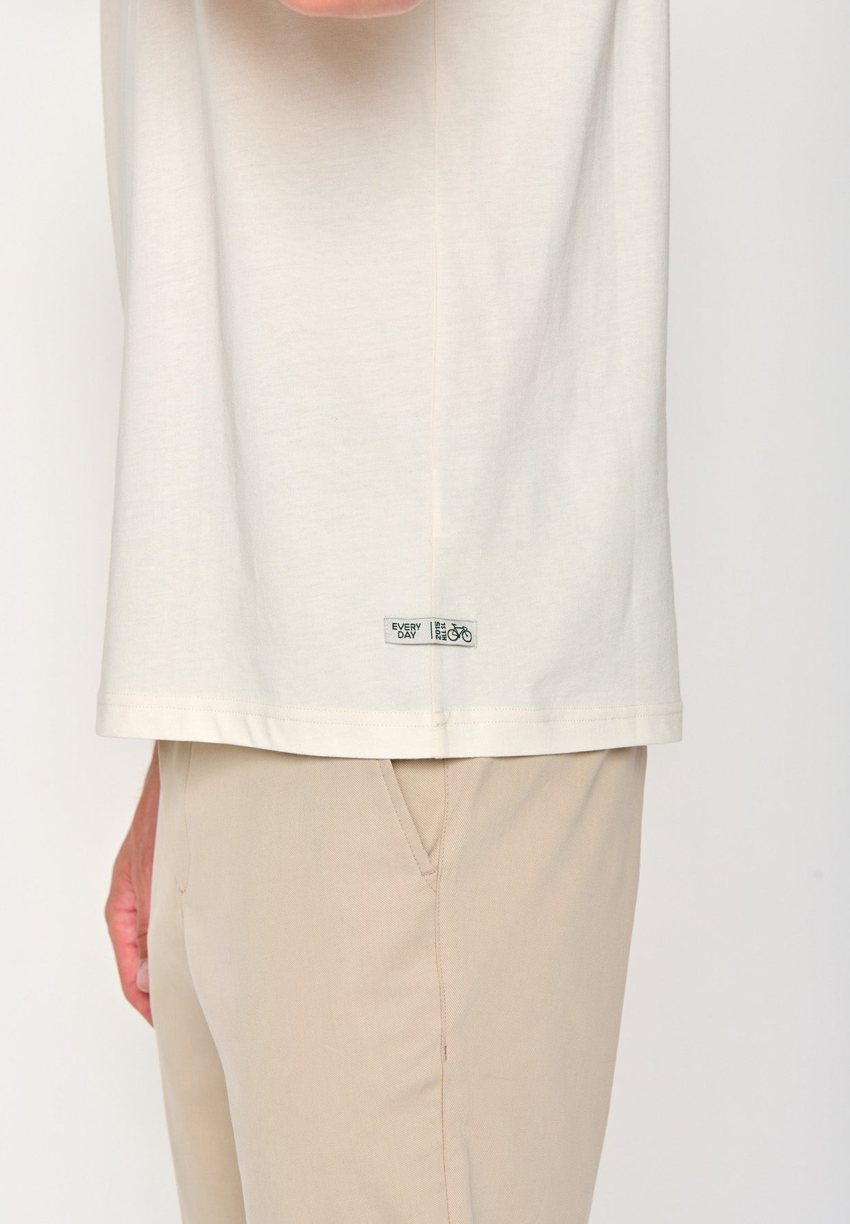 Creme White: Lässiges T-Shirt aus Bio-Baumwolle für Herren [18605]