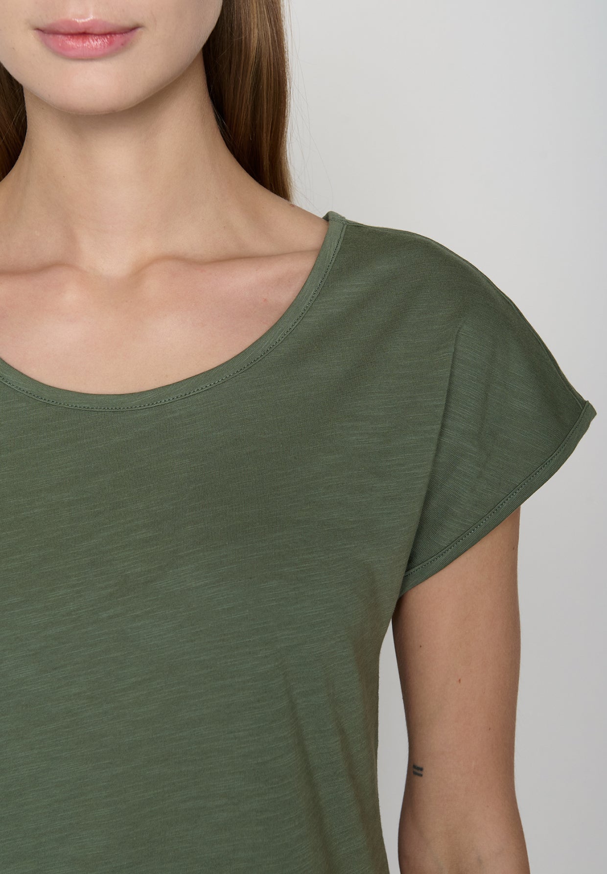 Moos Grey: Lässiges T-Shirt aus Bio-Baumwolle für Damen [19048]