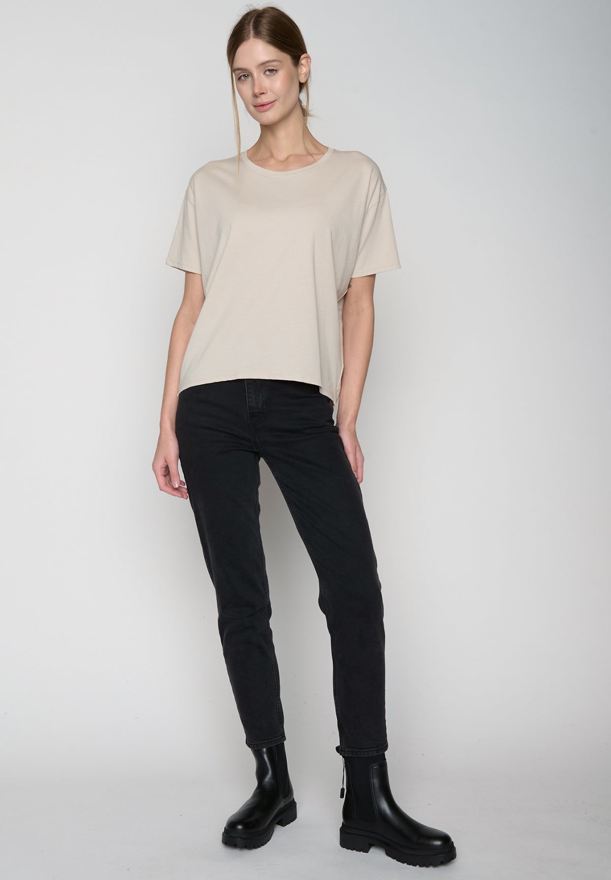 Off White: Lässiges T-Shirt aus Bio-Baumwoll-Mix für Damen [19062]