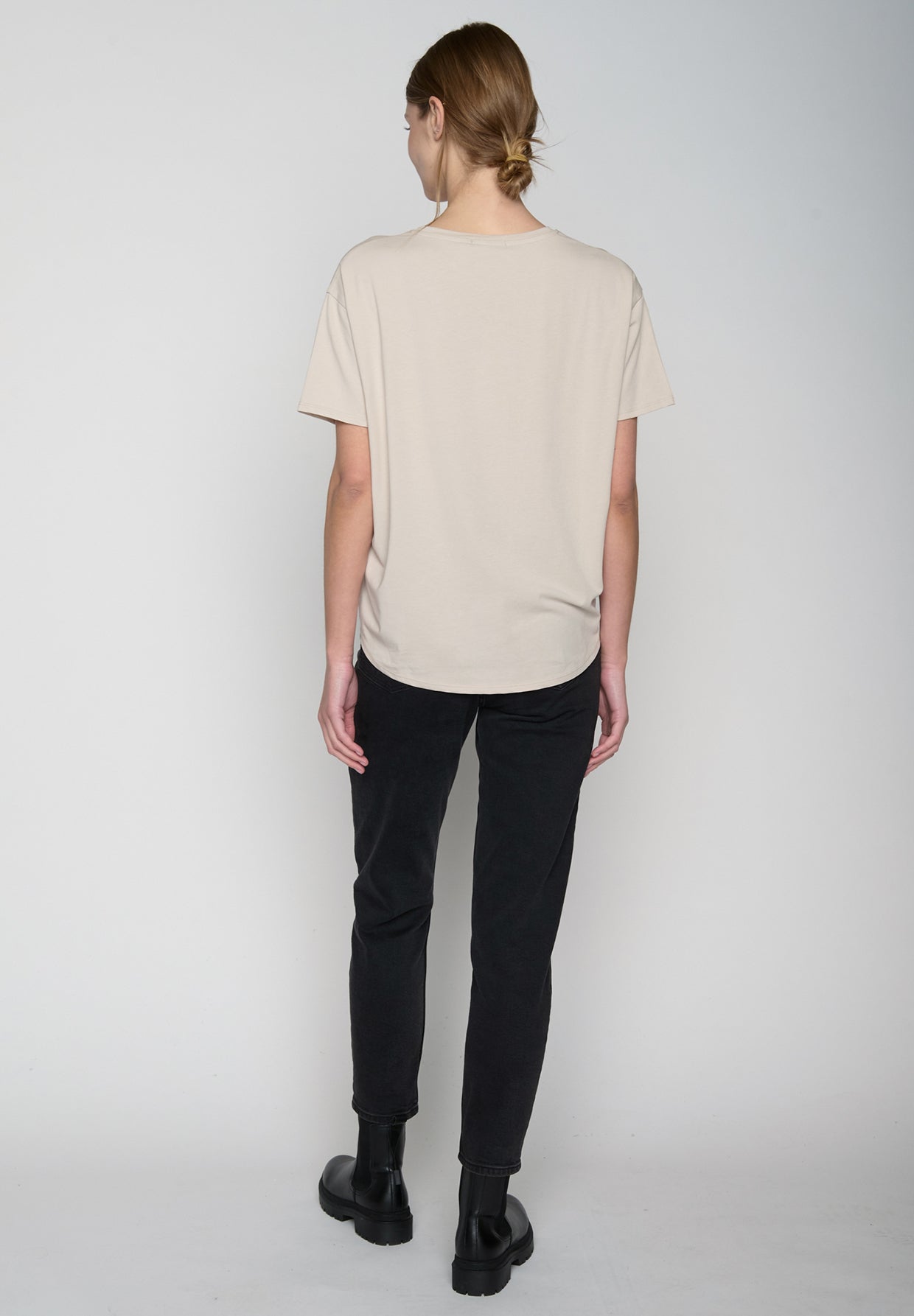 Off White: Lässiges T-Shirt aus Bio-Baumwoll-Mix für Damen [19064]