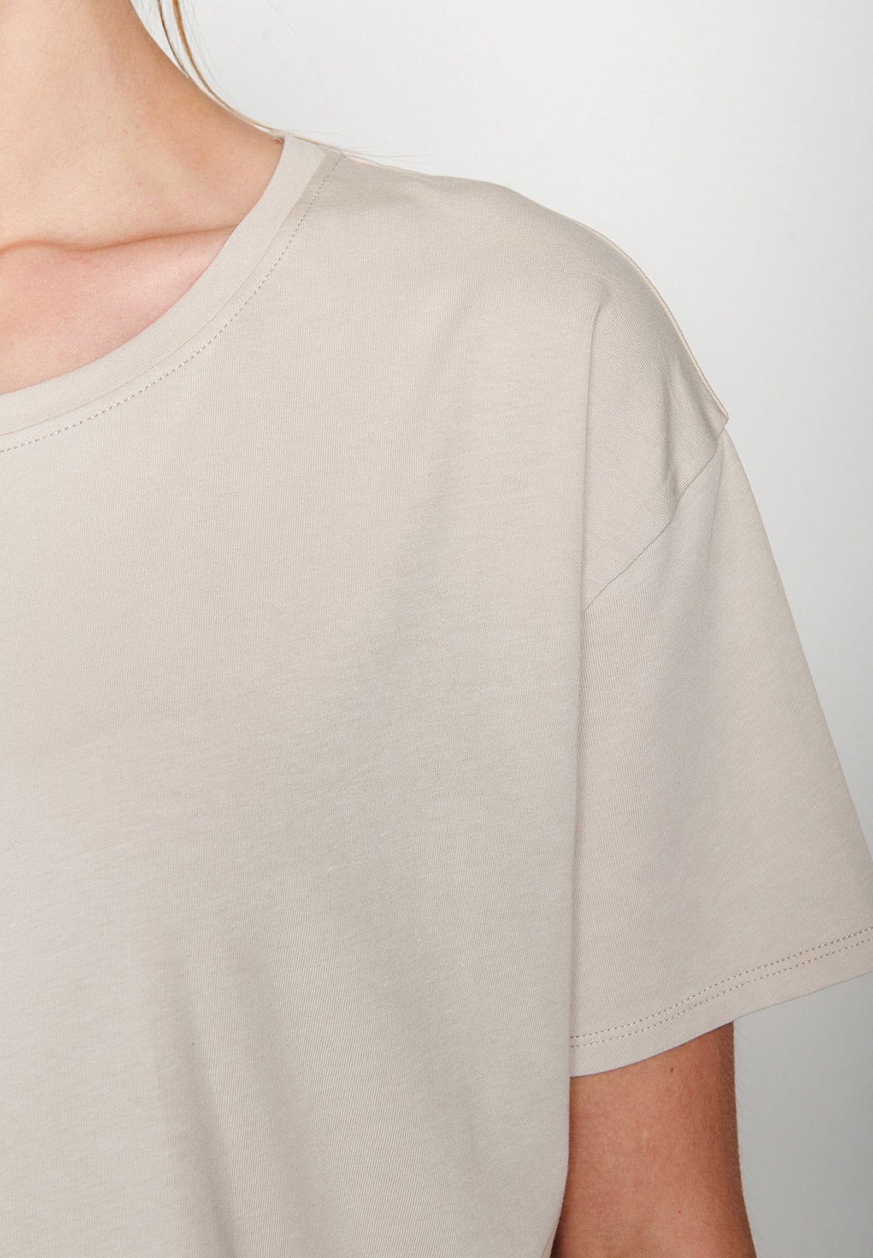 Off White: Lässiges T-Shirt aus Bio-Baumwoll-Mix für Damen [19065]