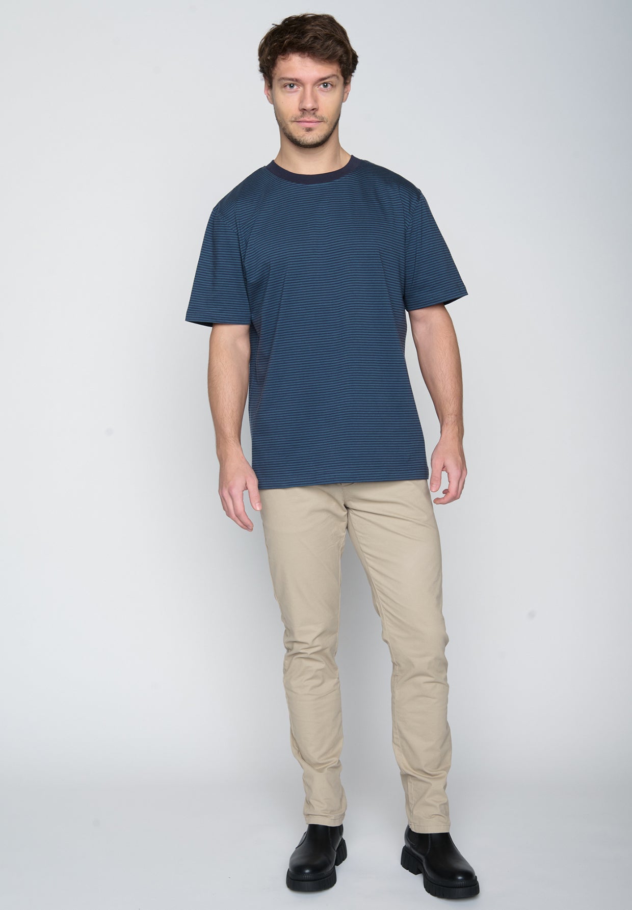 Deep Blue Stripes: Lässiges Oversize-T-Shirt aus Bio-Baumwolle für Herren [19105]