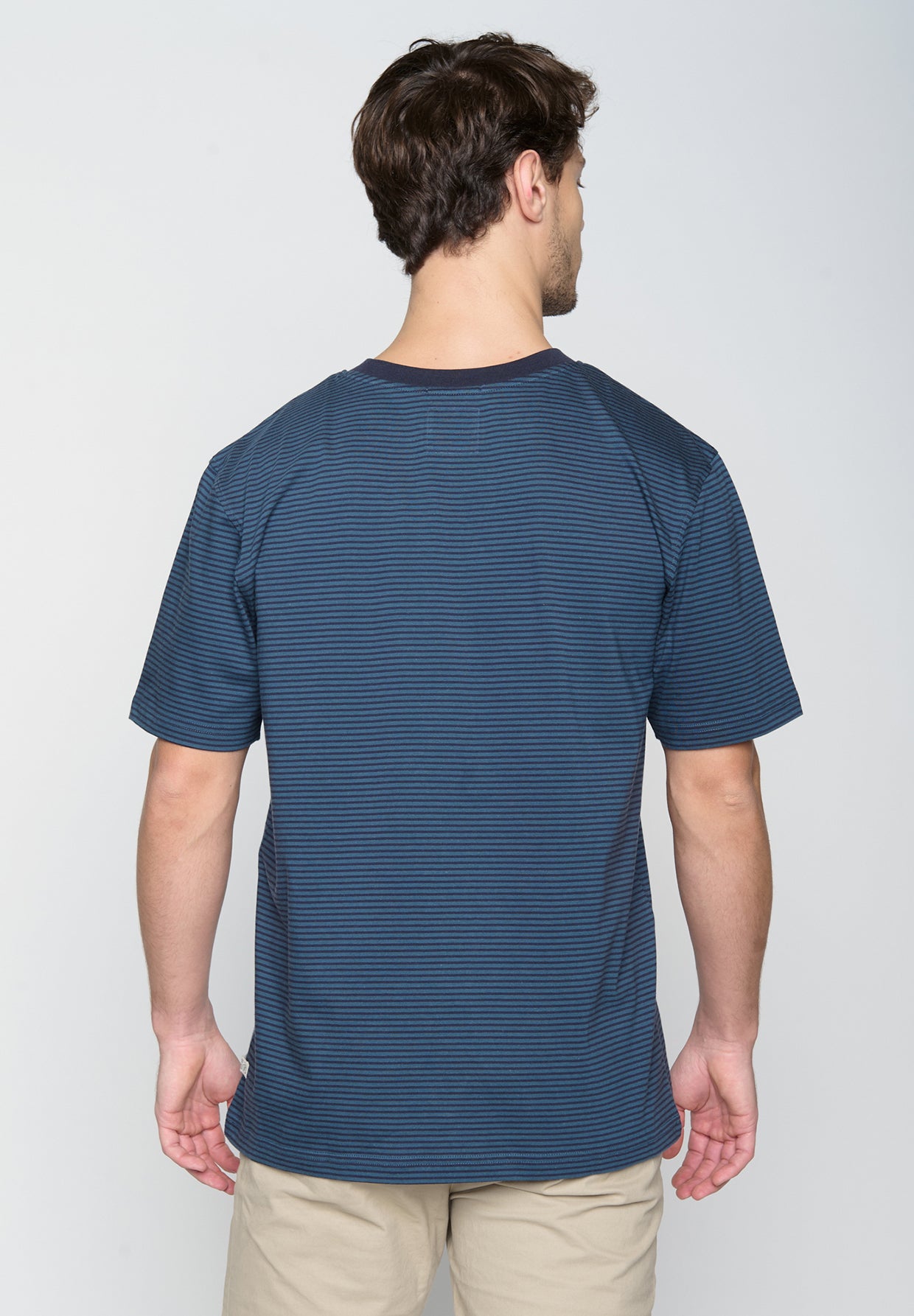 Deep Blue Stripes: Lässiges Oversize-T-Shirt aus Bio-Baumwolle für Herren [19106]
