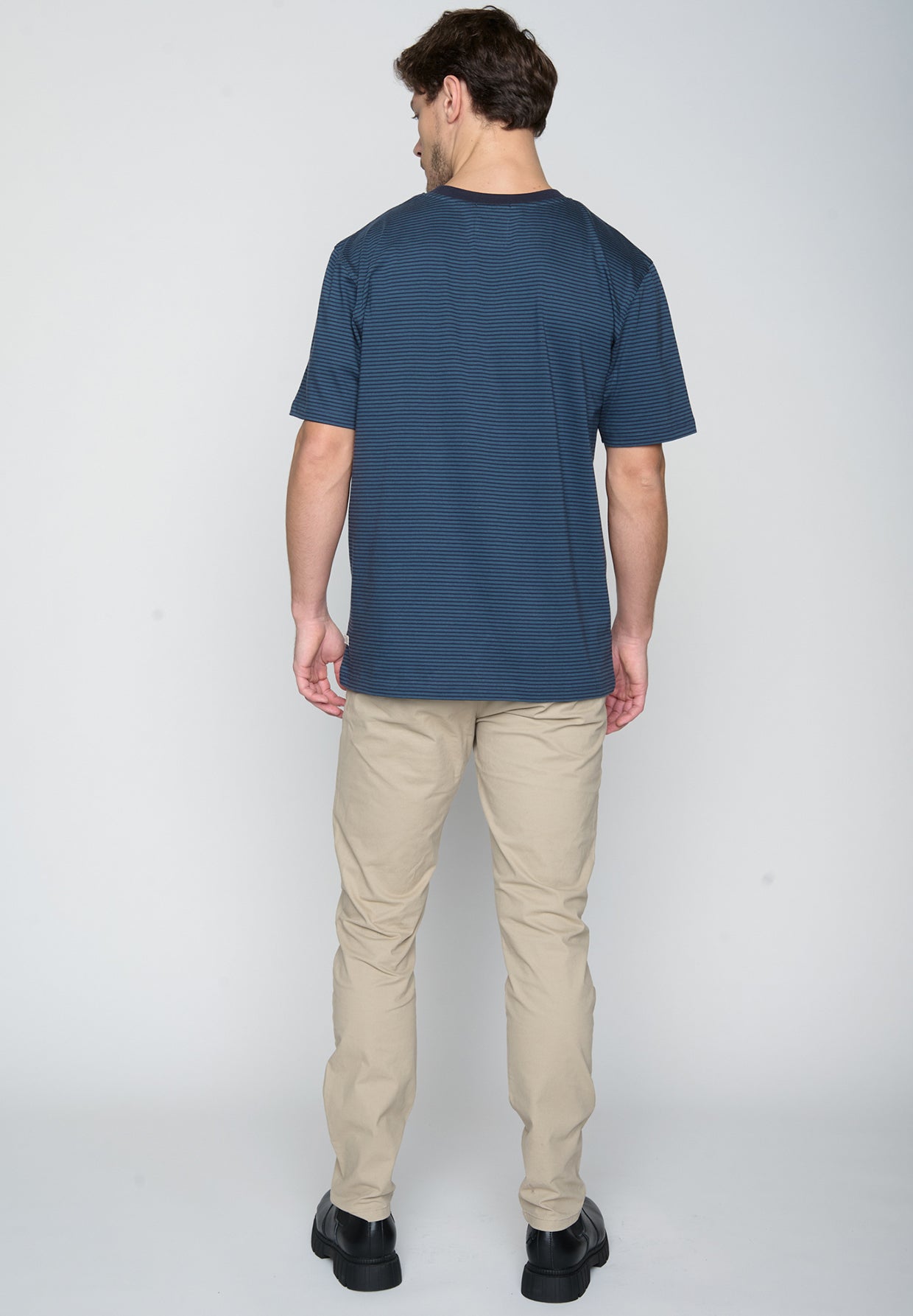 Deep Blue Stripes: Lässiges Oversize-T-Shirt aus Bio-Baumwolle für Herren [19107]