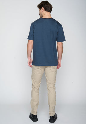 Deep Blue Stripes: Lässiges Oversize-T-Shirt aus Bio-Baumwolle für Herren [19107]