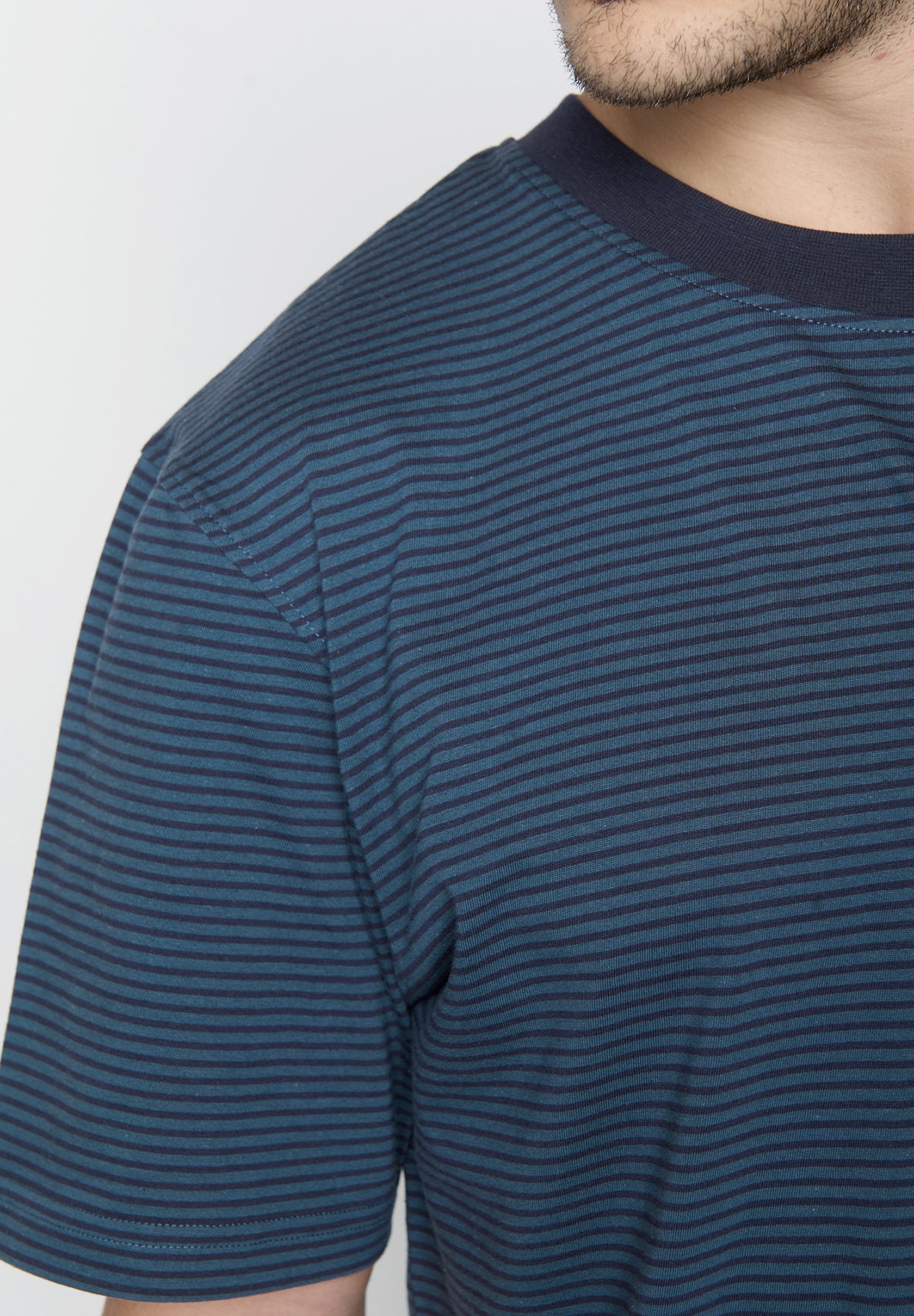 Deep Blue Stripes: Lässiges Oversize-T-Shirt aus Bio-Baumwolle für Herren [19108]
