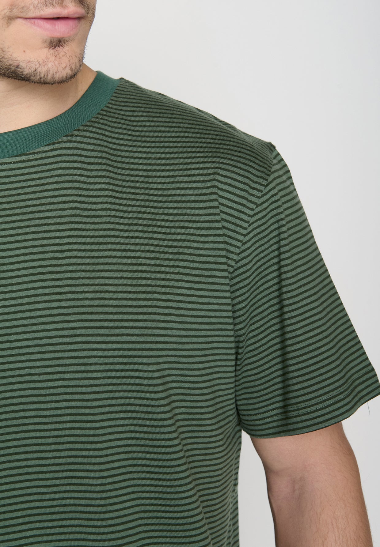 Forest Stripes: Lässiges Oversize-T-Shirt aus Bio-Baumwolle für Herren [19114]