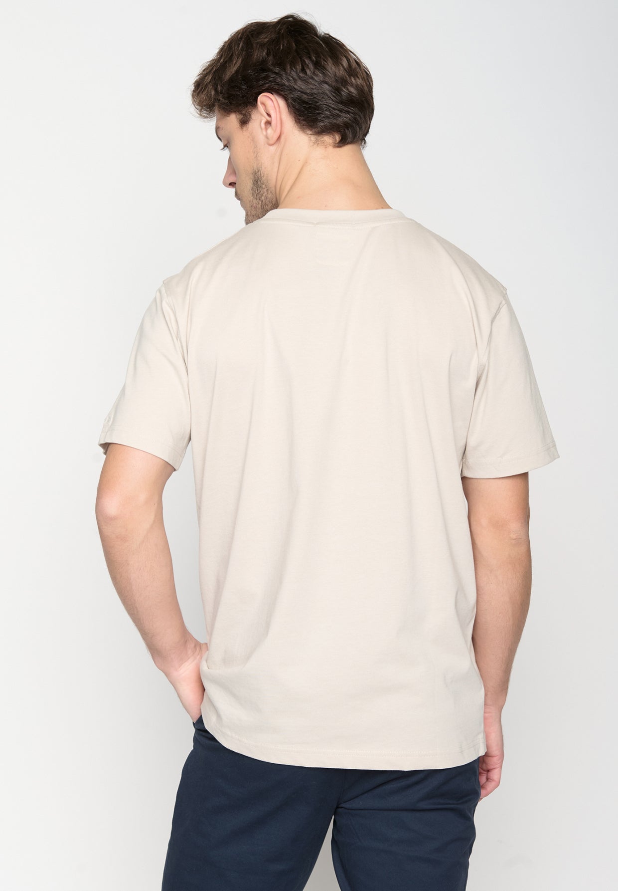 Off White: Lässiges T-Shirt aus Bio-Baumwolle für Herren [19118]