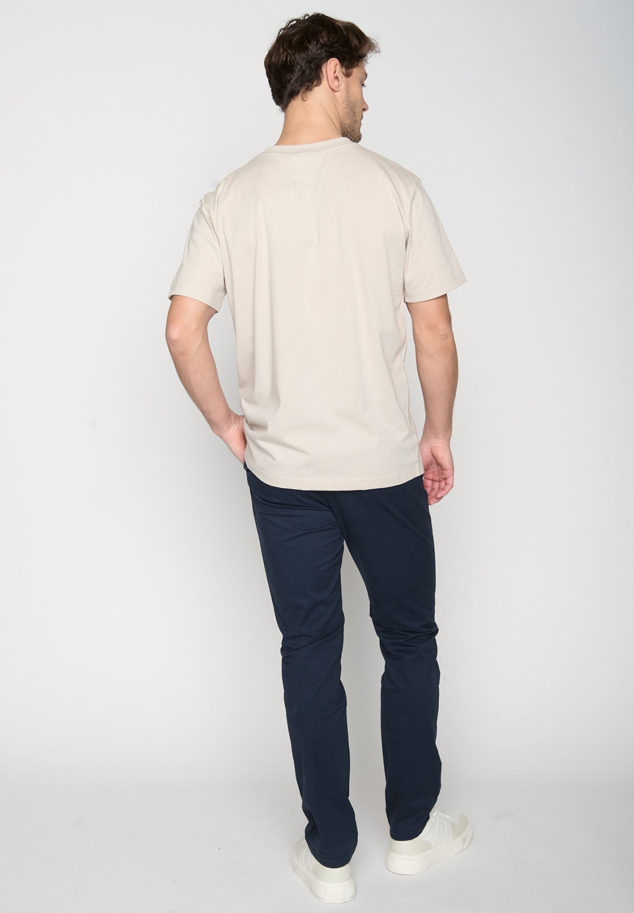 Off White: Lässiges Oversize-T-Shirt aus Bio-Baumwolle für Herren [19119]