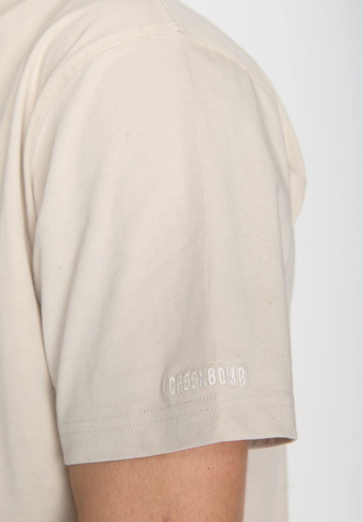 Off White: Lässiges T-Shirt aus Bio-Baumwolle für Herren [19120]