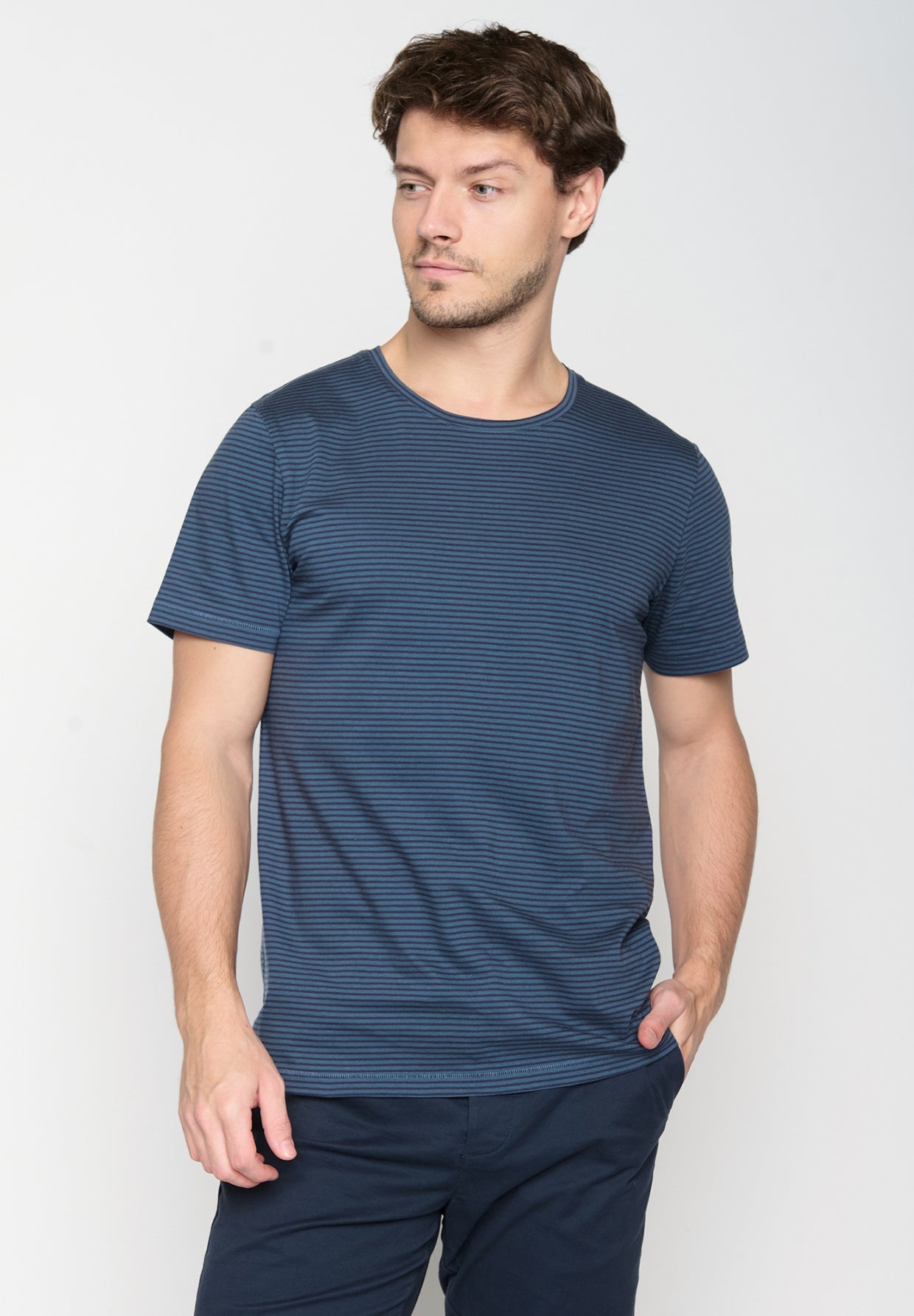 Deep Blue Stripes: Sportliches T-Shirt aus Bio-Baumwolle für Herren [19225]