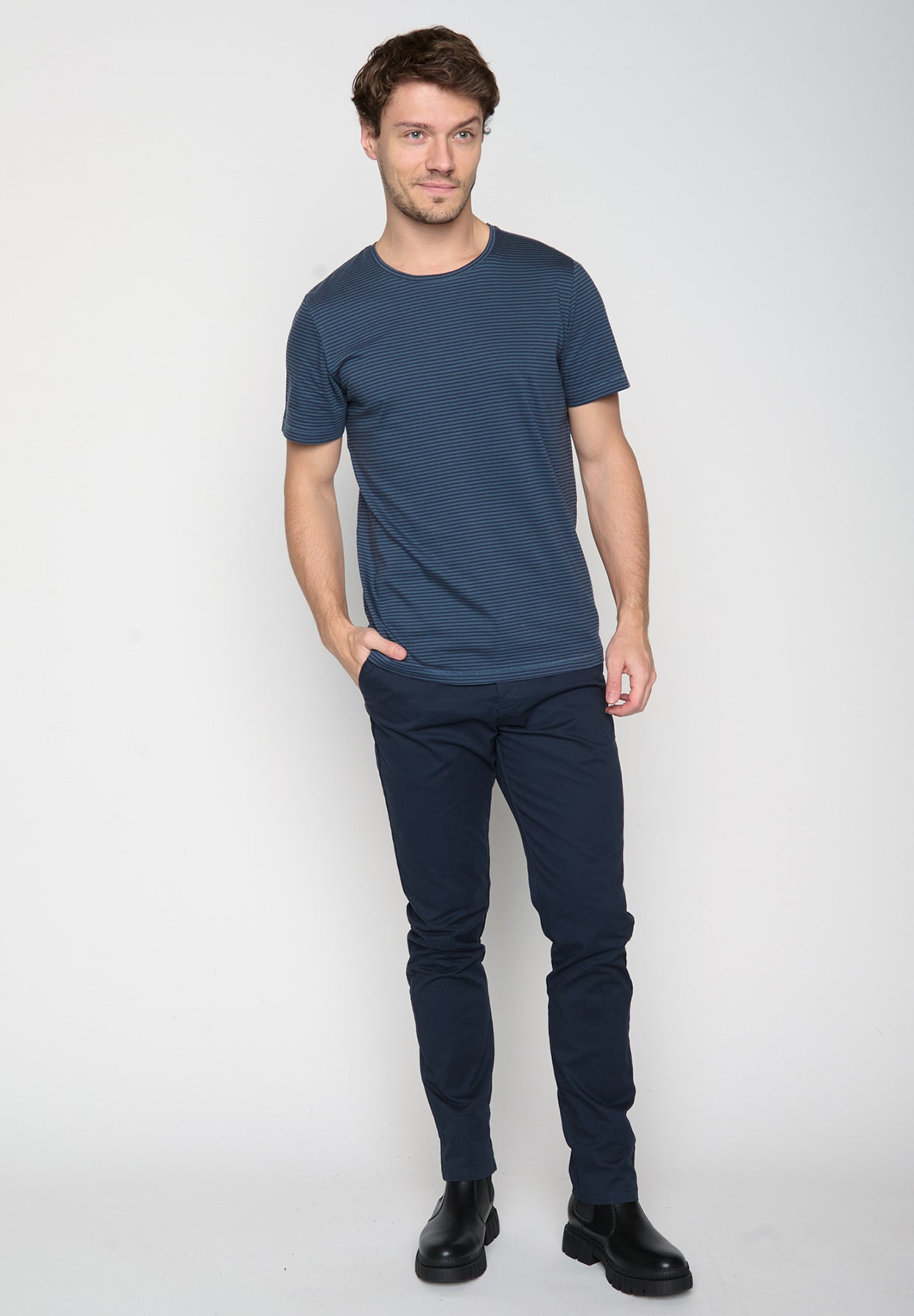 Deep Blue Stripes: Sportliches T-Shirt aus Bio-Baumwolle für Herren [19226]