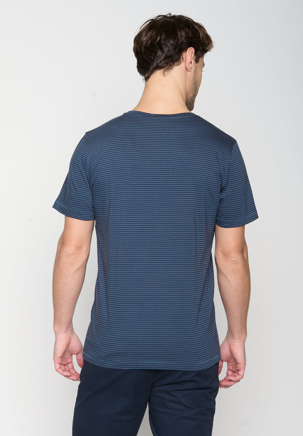 Deep Blue Stripes: Sportliches T-Shirt aus Bio-Baumwolle für Herren [19227]