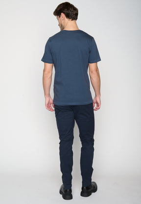 Deep Blue Stripes: Sportliches T-Shirt aus Bio-Baumwolle für Herren [19228]