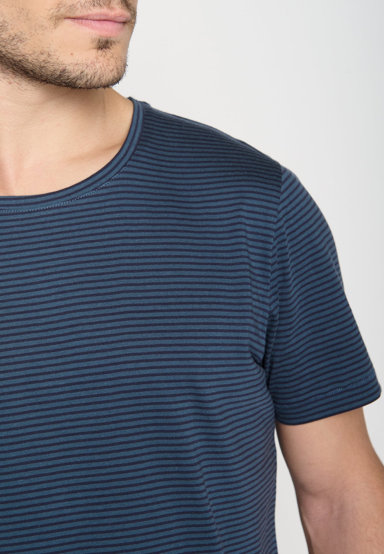 Deep Blue Stripes: Sportliches T-Shirt aus Bio-Baumwolle für Herren [19229]