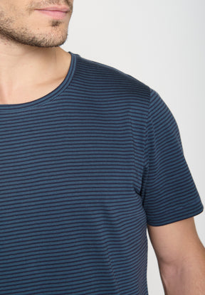 Deep Blue Stripes: Sportliches T-Shirt aus Bio-Baumwolle für Herren [19229]