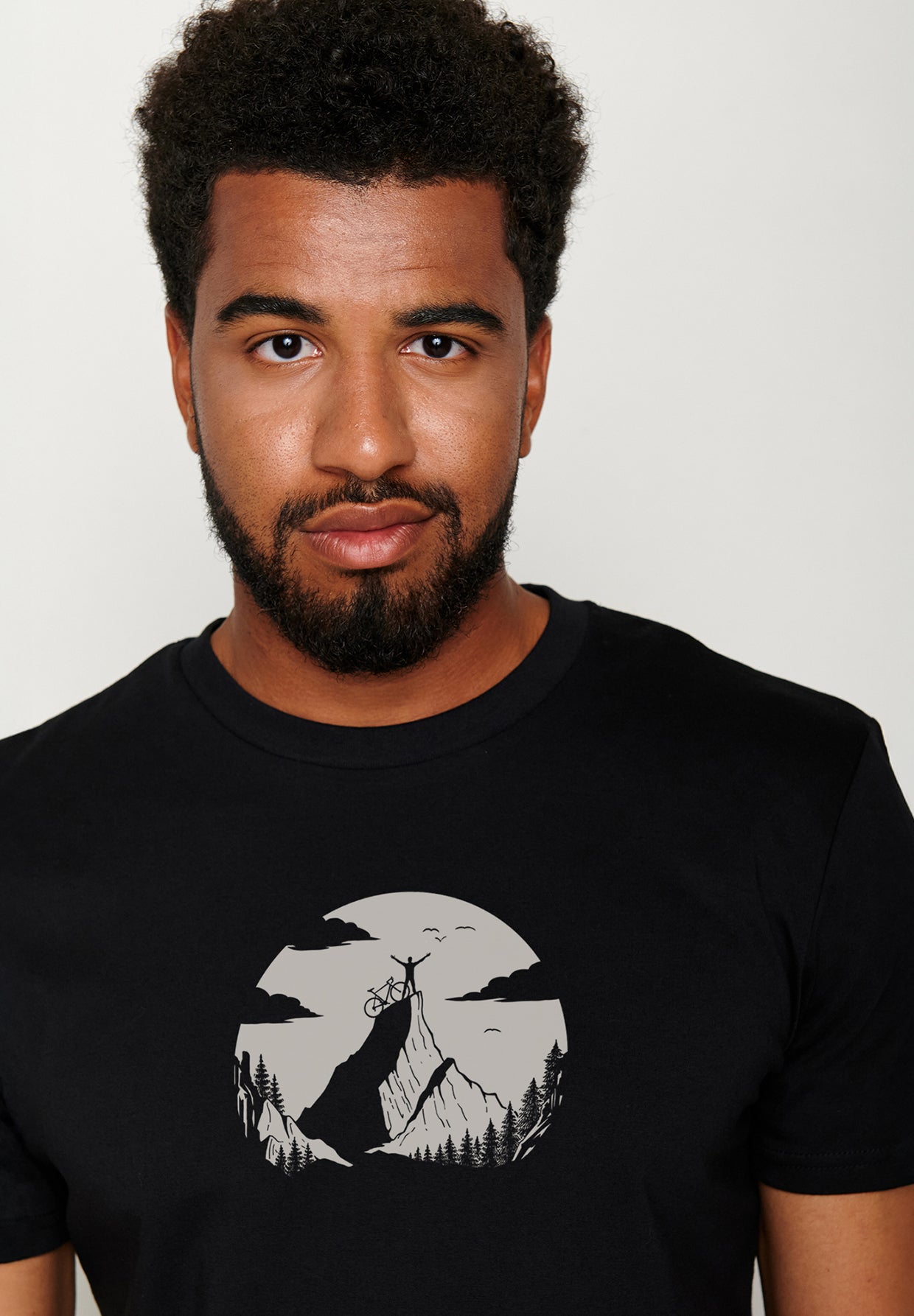 Black: Sportliches T-Shirt aus Bio-Baumwolle für Herren [19803]