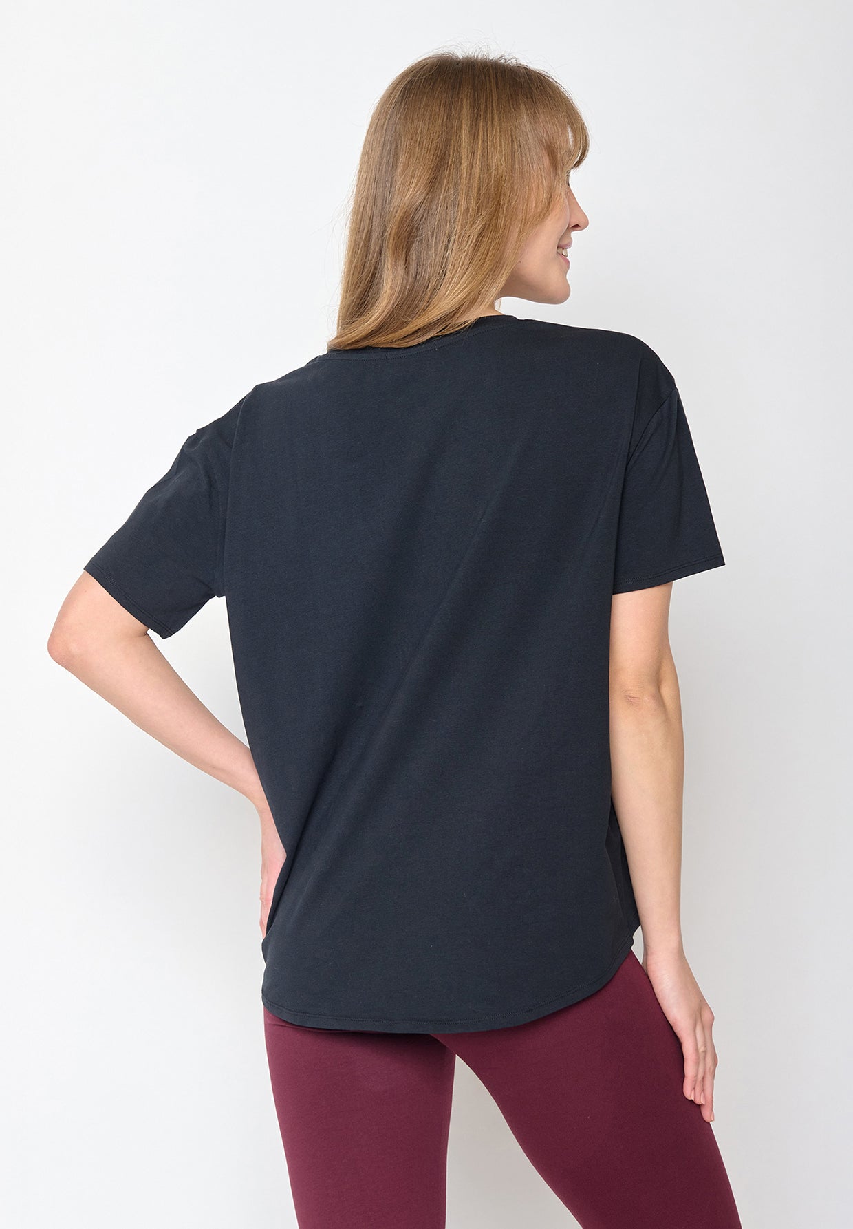 Black: Lässiges T-Shirt aus Bio-Baumwoll-Mix für Damen [20036]