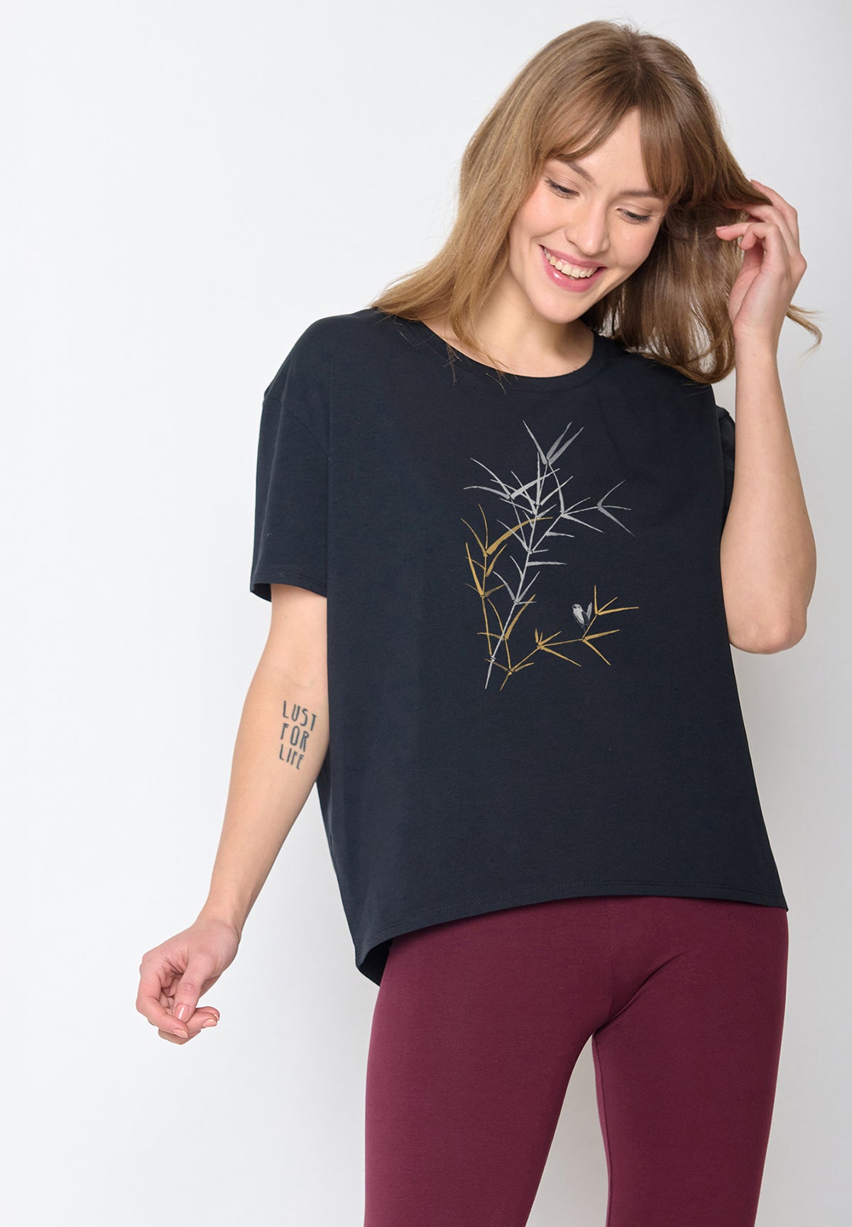 Black: Lässiges T-Shirt aus Bio-Baumwoll-Mix für Damen [20132]