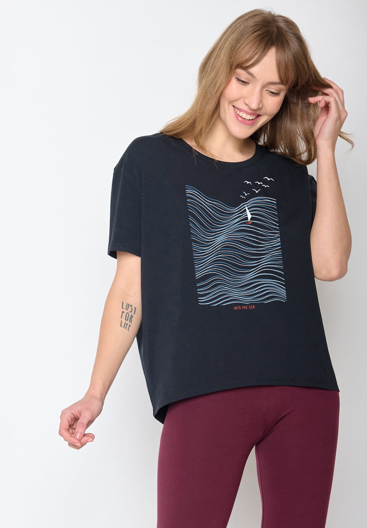 Black: Lässiges T-Shirt aus Bio-Baumwoll Mix für Damen [20187]