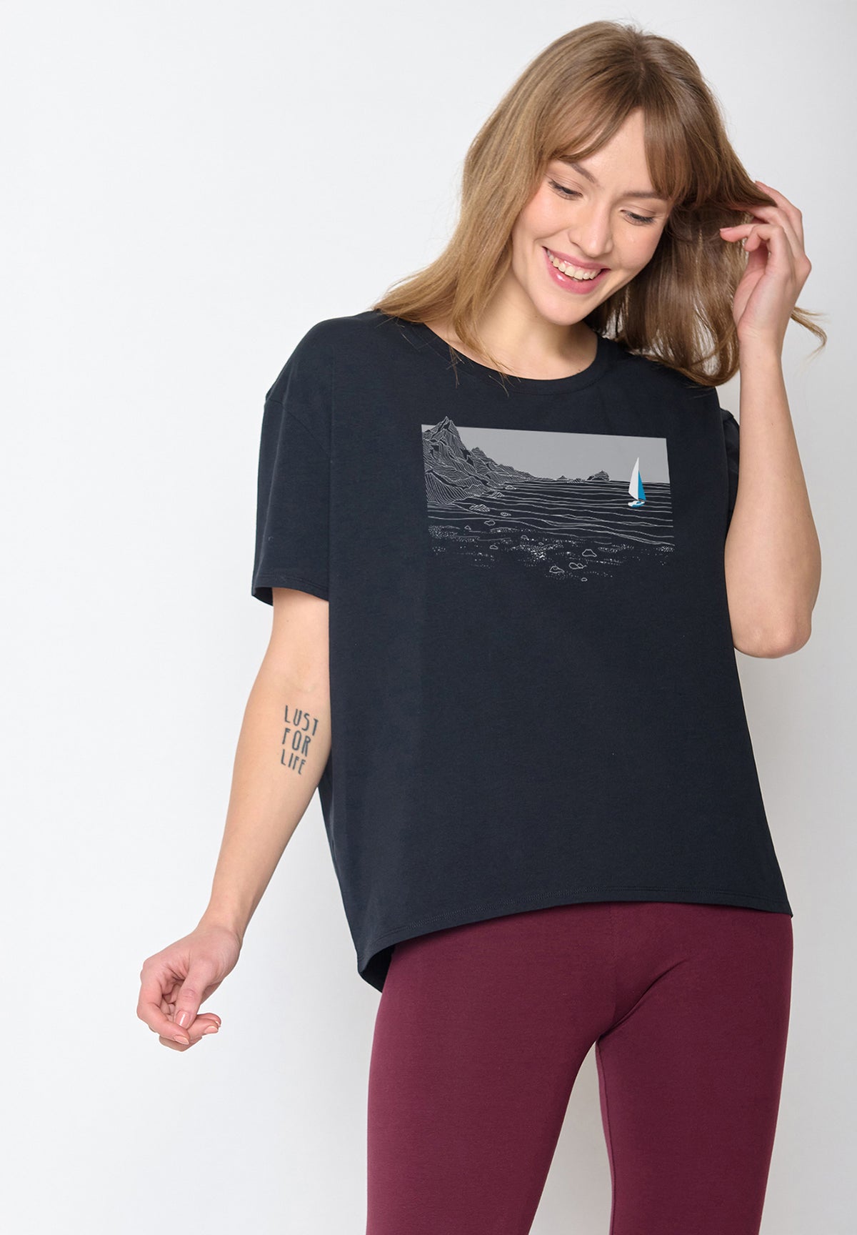 Black: Lässiges T-Shirt aus Bio-Baumwoll Mix für Damen [20248]