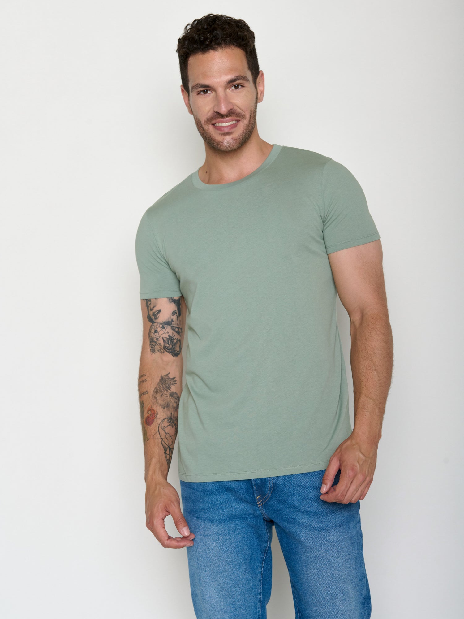 Soft Sage: Sportliches T-Shirt aus Bio-Baumwolle für Herren [20470]