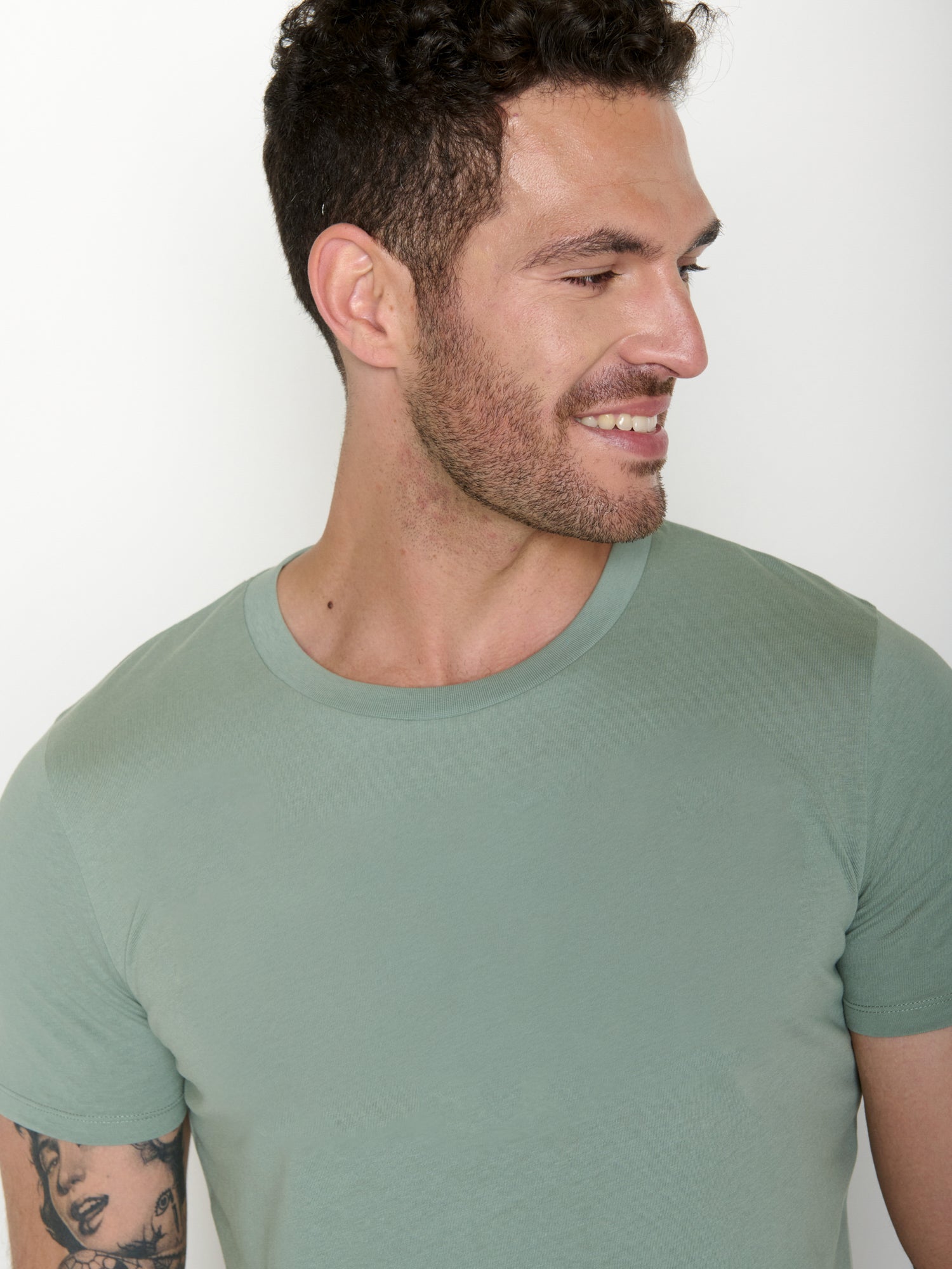 Soft Sage: Sportliches T-Shirt aus Bio-Baumwolle für Herren [20471]