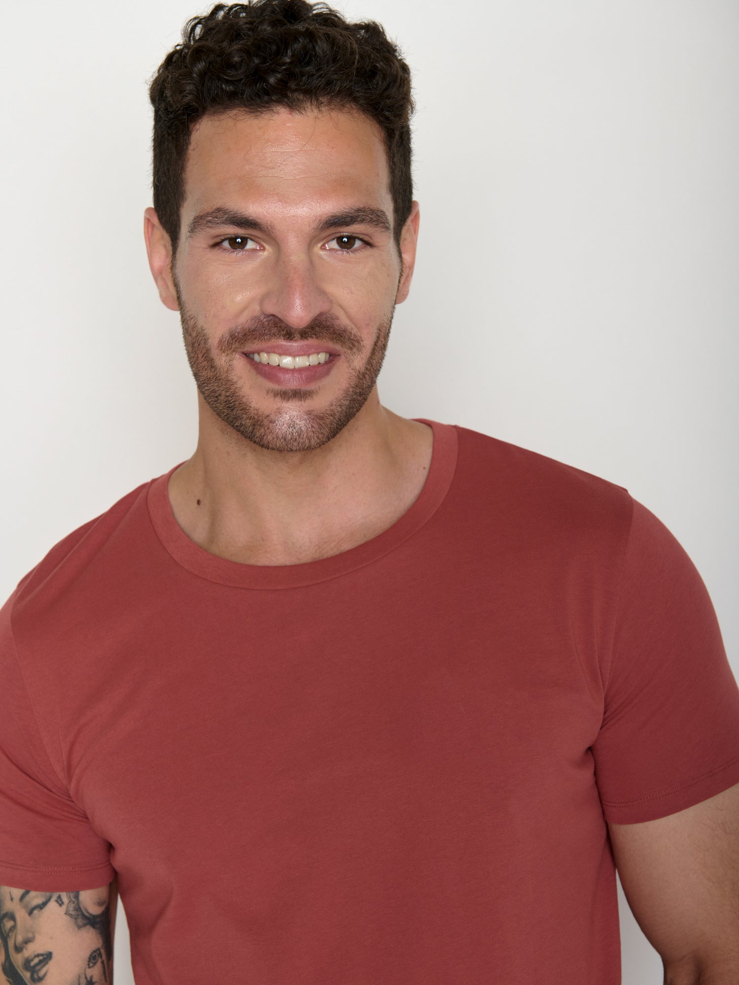 Sunset Red: Sportliches T-Shirt aus Bio-Baumwolle für Herren [20476]