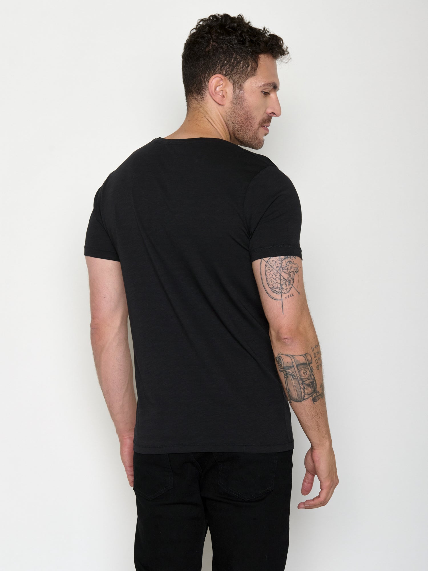 Black: Lässiges T-Shirt aus Bio-Baumwolle für Herren [20522]
