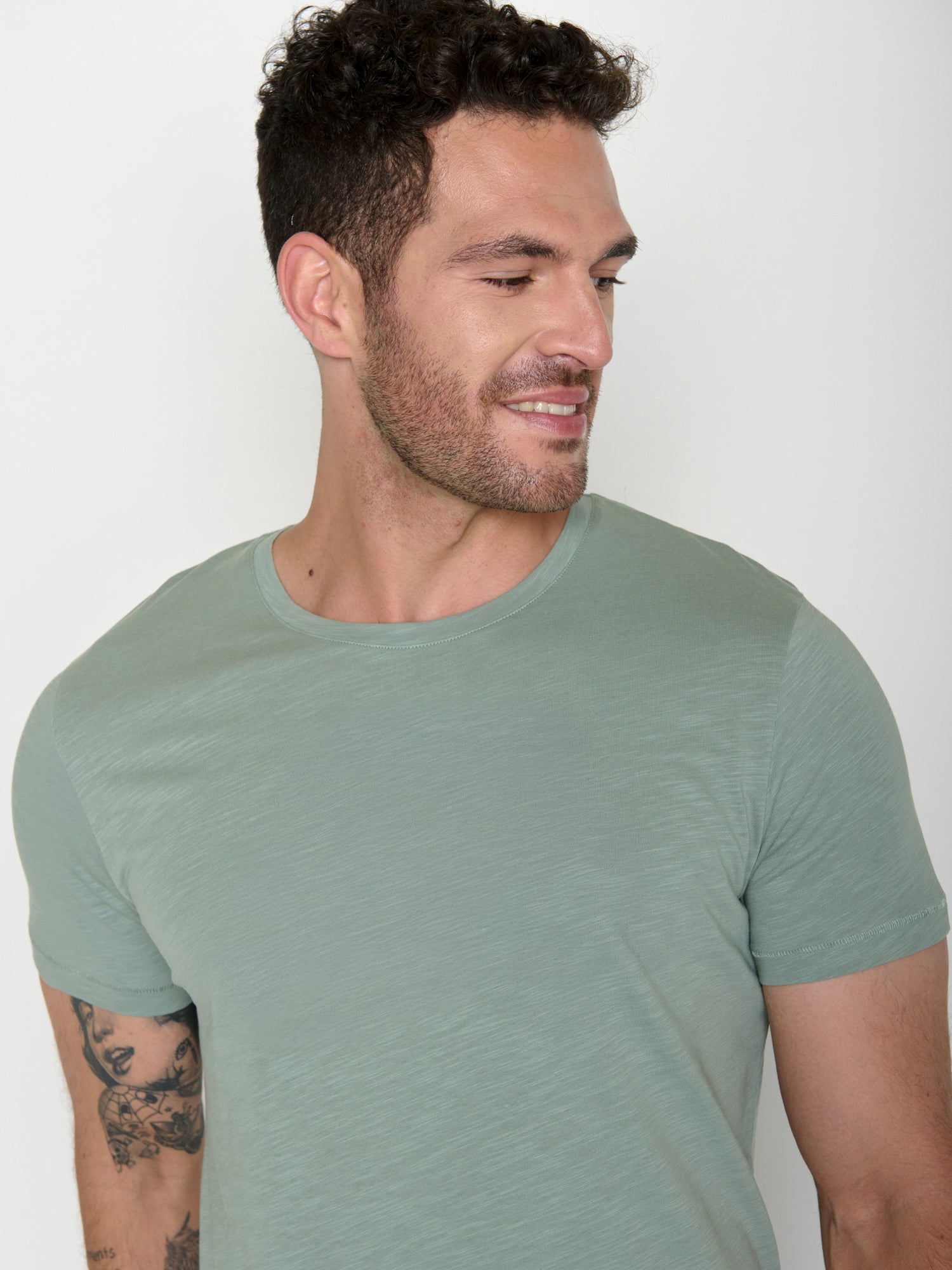 Soft Sage: Sportliches T-Shirt aus Bio-Baumwolle für Herren [20535]