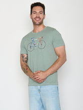 Soft Sage: Sportliches T-Shirt aus Bio-Baumwolle für Herren [21455]