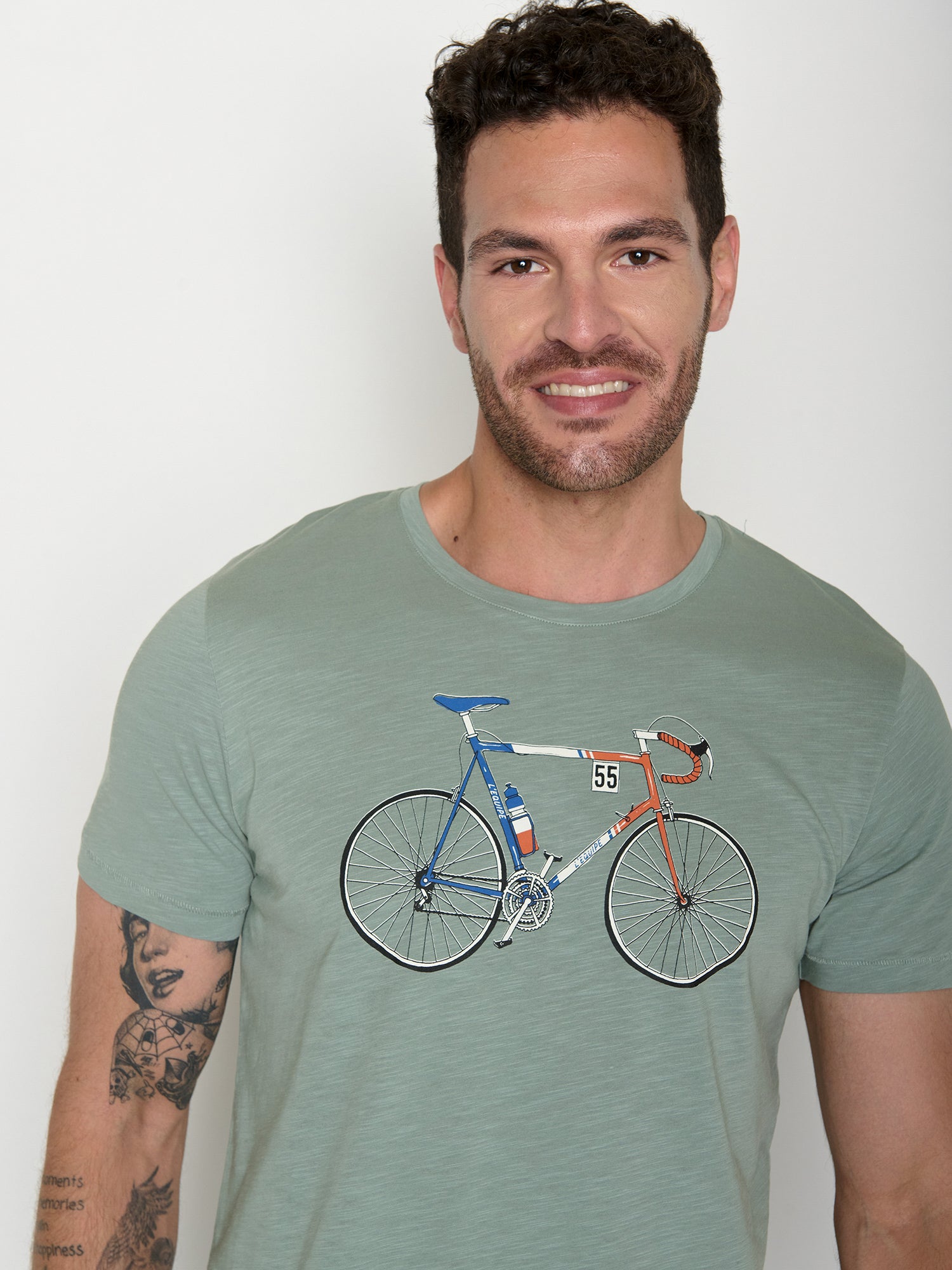 Soft Sage: Sportliches T-Shirt aus Bio-Baumwolle für Herren [21456]