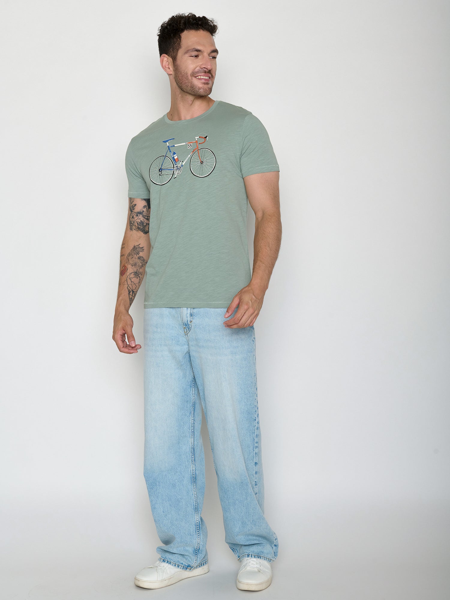 Soft Sage: Sportliches T-Shirt aus Bio-Baumwolle für Herren [21457]