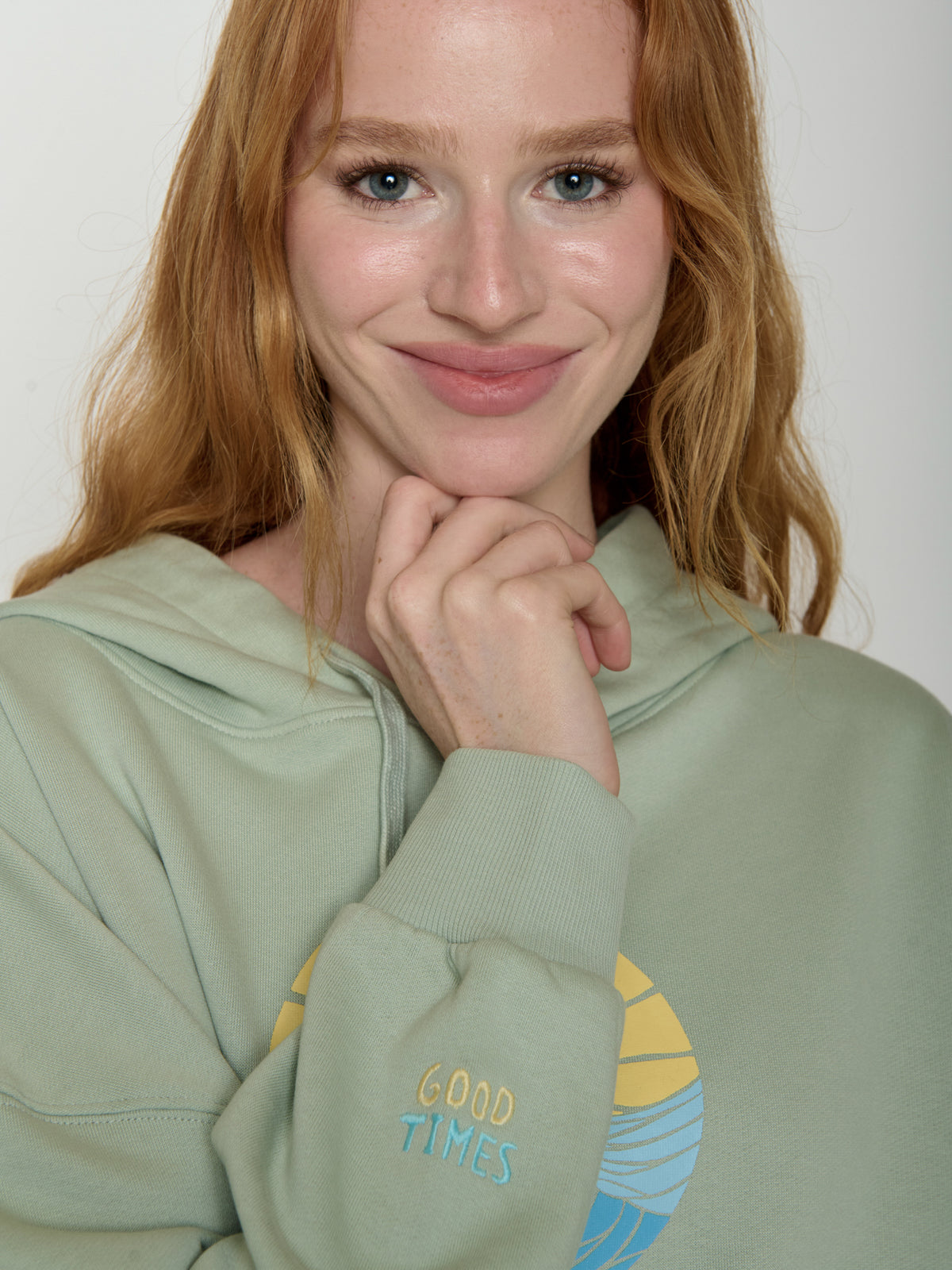 Muted Mint: Lässiger Hoodie aus Bio-Baumwolle für Damen [21754]
