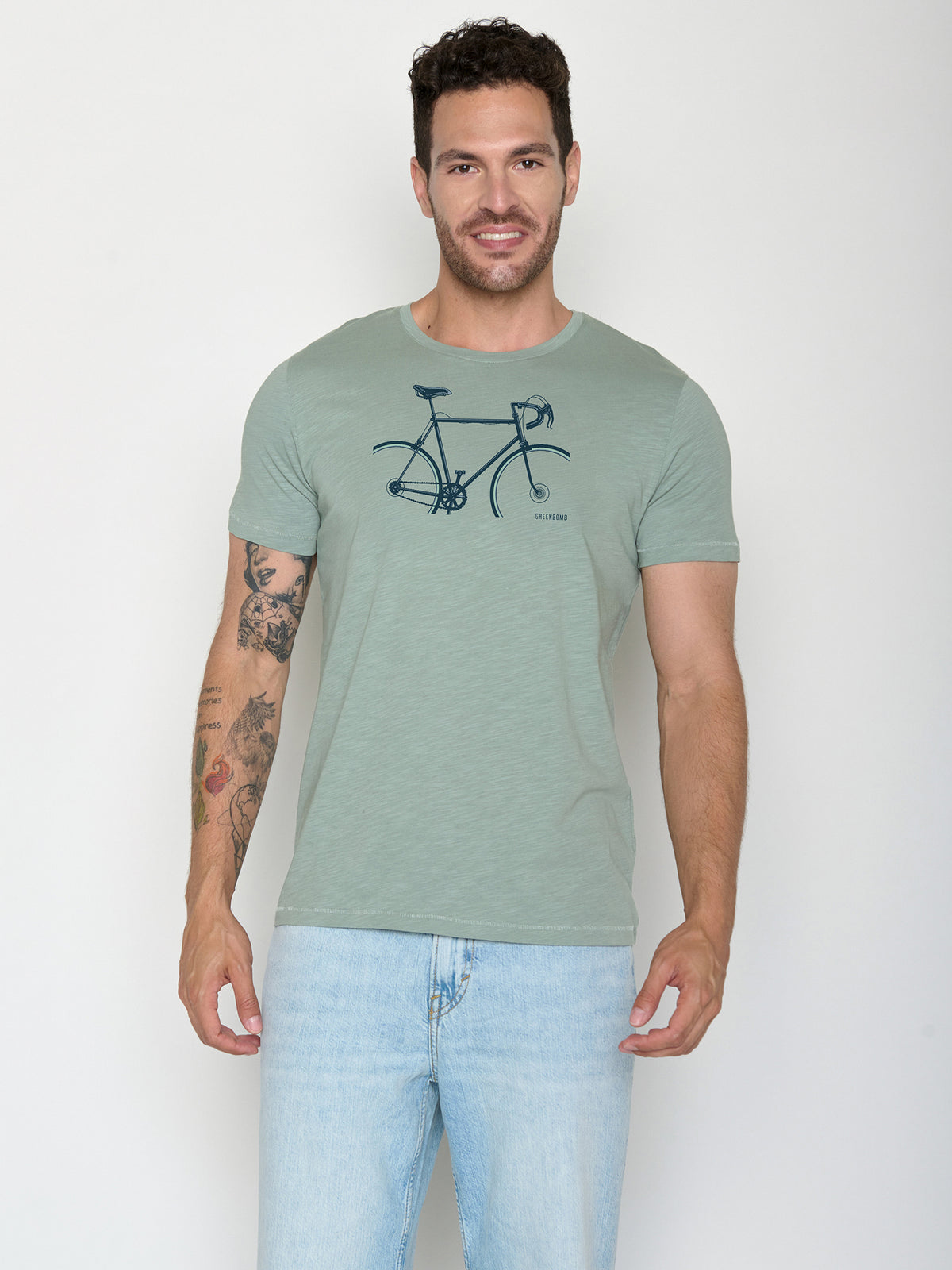 Soft Sage: Sportliches T-Shirt aus Bio-Baumwolle für Herren [22052]