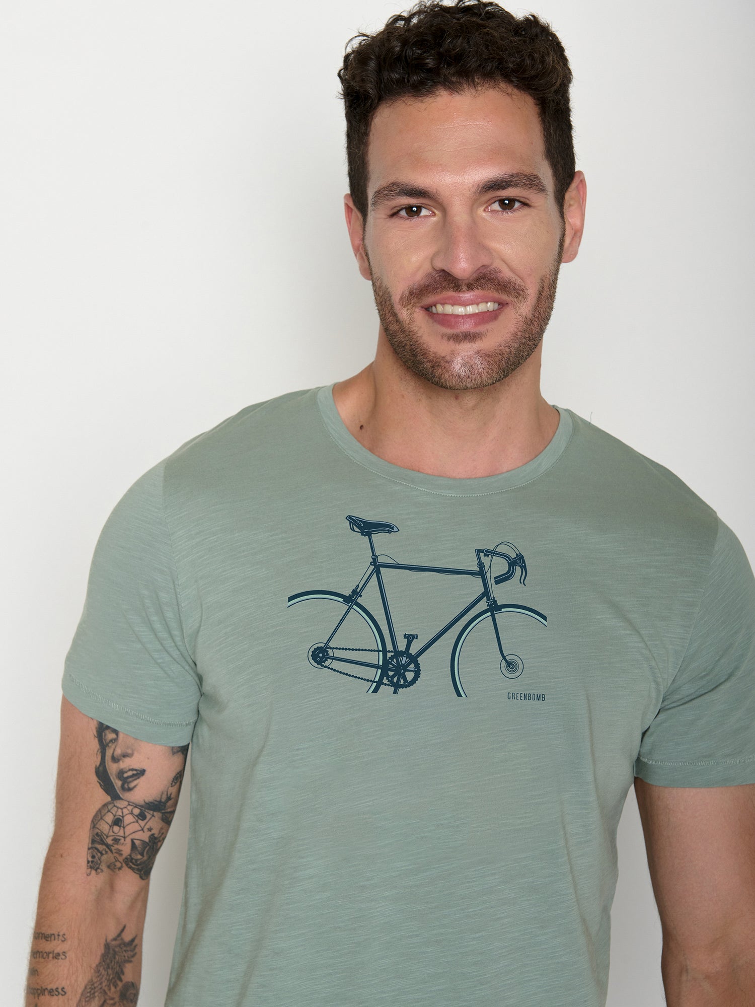 Soft Sage: Sportliches T-Shirt aus Bio-Baumwolle für Herren [22053]