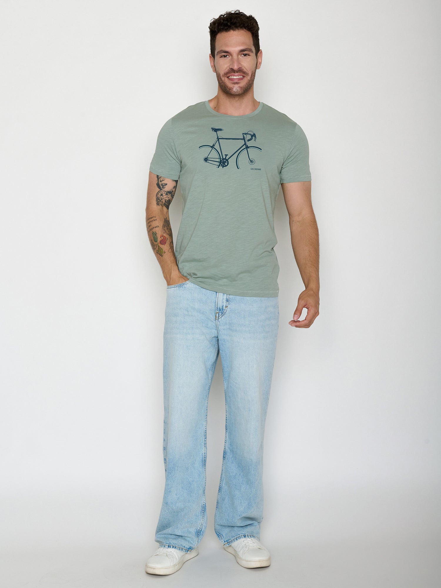 Soft Sage: Sportliches T-Shirt aus Bio-Baumwolle für Herren [22054]