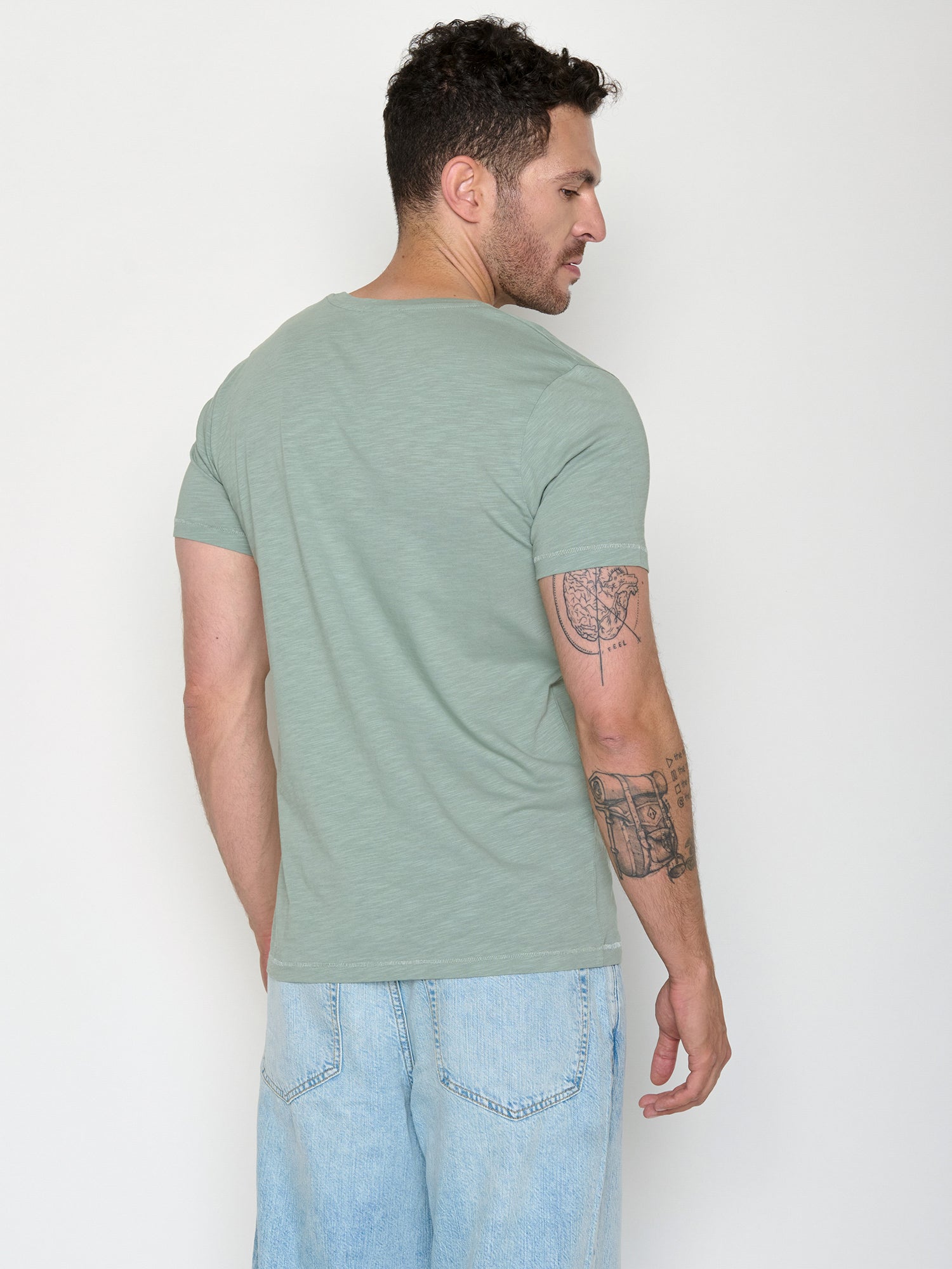 Soft Sage: Sportliches T-Shirt aus Bio-Baumwolle für Herren [22055]