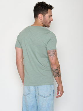 Soft Sage: Sportliches T-Shirt aus Bio-Baumwolle für Herren [22055]