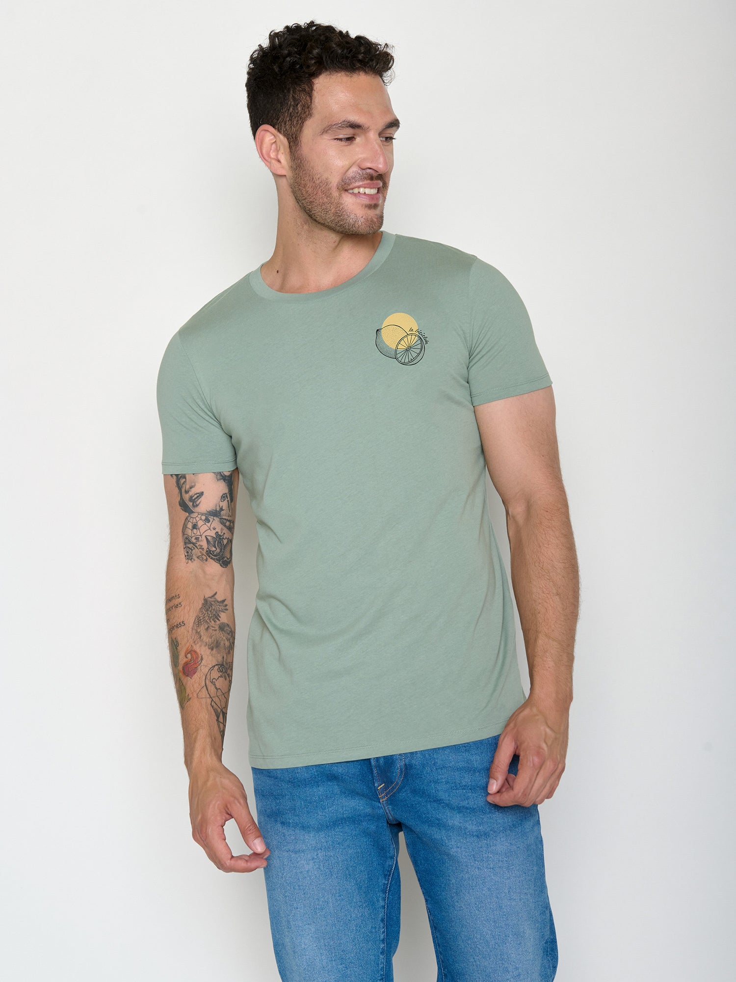 Soft Sage: Sportliches T-Shirt aus Bio-Baumwolle für Herren [22090]