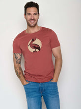 Sunset Red: Sportliches T-Shirt aus Bio-Baumwolle für Herren [22123]